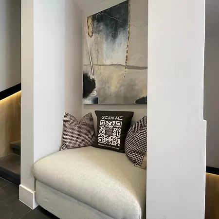 2 Bedroom Penthouse Appartamento